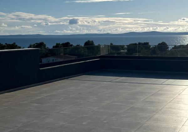 Chorvátsko- Na predaj dom s 2x apartmán s bazéno a strešnou terasou s výhľadom na more len 250m od pláže