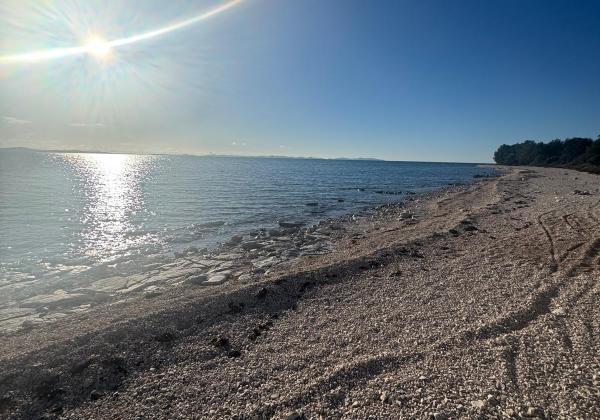 Chorvátsko- Na predaj dom s 2x apartmán s bazéno a strešnou terasou s výhľadom na more len 250m od pláže