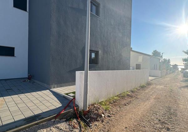 Chorvátsko- Na predaj dom s 2x apartmán s bazéno a strešnou terasou s výhľadom na more len 250m od pláže