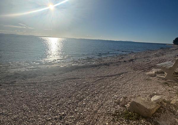 Chorvátsko- Na predaj dom s 2x apartmán s bazéno a strešnou terasou s výhľadom na more len 250m od pláže