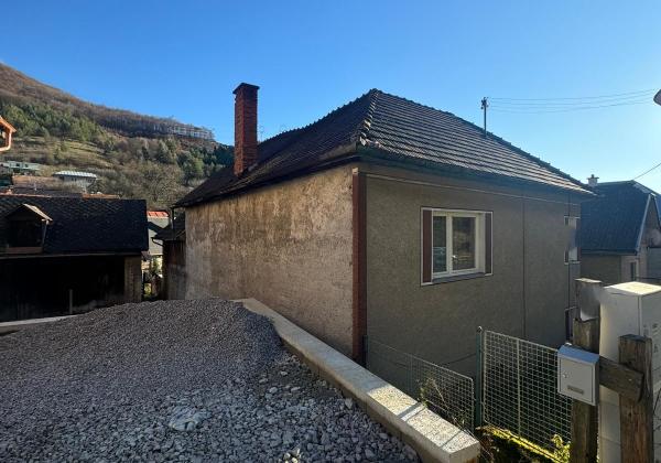 Na predaj dom - pozemok za výhodnú cenu v blízkosti Banskej Bystrice