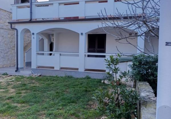 Chorvátsko- Na predaj dom 2x apartmán len 250m od mora