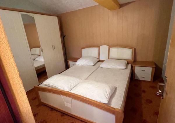 Chorvátsko- Na predaj dom 2x apartmán len 250m od mora