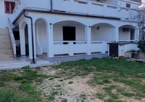 Chorvátsko- Na predaj dom 2x apartmán len 250m od mora