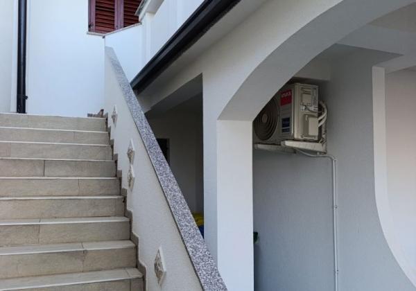 Chorvátsko- Na predaj dom 2x apartmán len 250m od mora