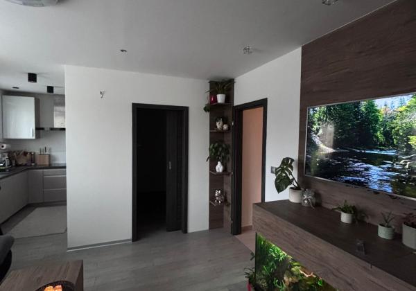 Prenájom priestranného 3-izbového bytu - kompletná rekonštrukcia, zariadený