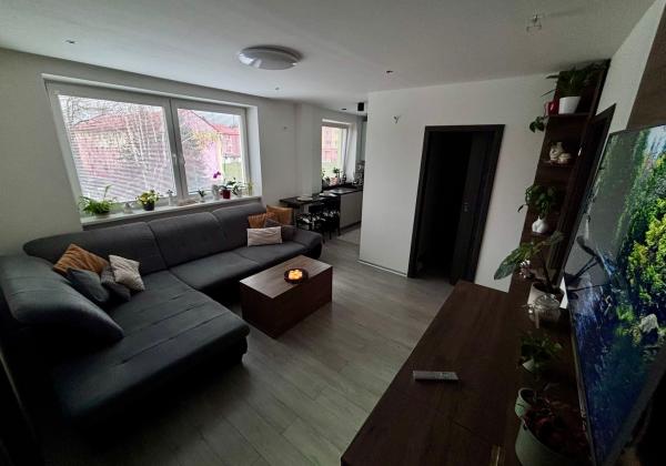 Prenájom priestranného 3-izbového bytu - kompletná rekonštrukcia, zariadený