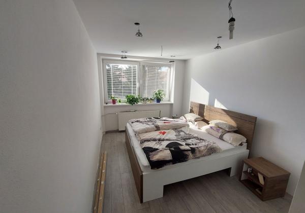 Prenájom priestranného 3-izbového bytu - kompletná rekonštrukcia, zariadený