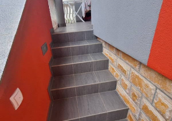 Chorvátsko , ostrov Vir - Prezida : Na predaj zariadený apartmán s terasou - 100m od mora!