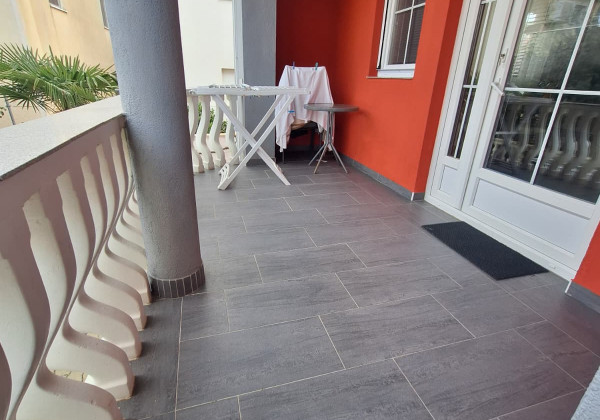 Chorvátsko , ostrov Vir - Prezida : Na predaj zariadený apartmán s terasou - 100m od mora!