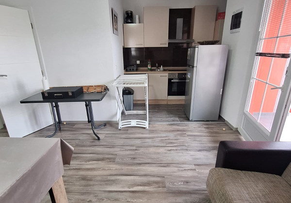 Chorvátsko , ostrov Vir - Prezida : Na predaj zariadený apartmán s terasou - 100m od mora!