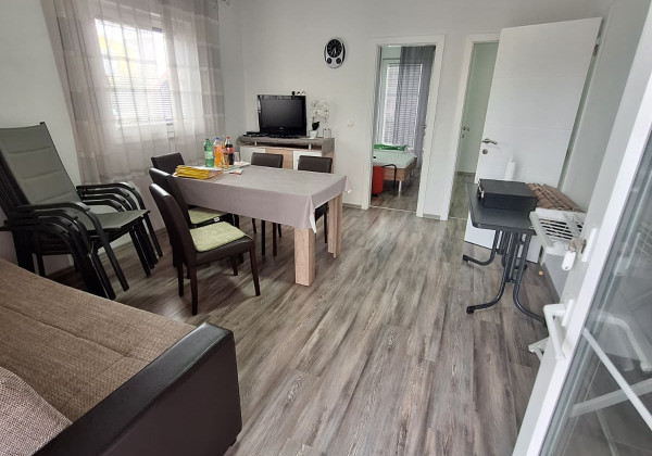 Chorvátsko , ostrov Vir - Prezida : Na predaj zariadený apartmán s terasou - 100m od mora!