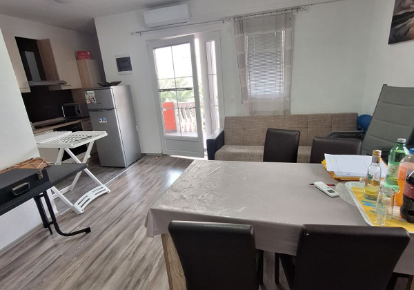 Chorvátsko , ostrov Vir - Prezida : Na predaj zariadený apartmán s terasou - 100m od mora!