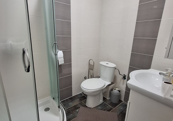 Chorvátsko , ostrov Vir - Prezida : Na predaj zariadený apartmán s terasou - 100m od mora!