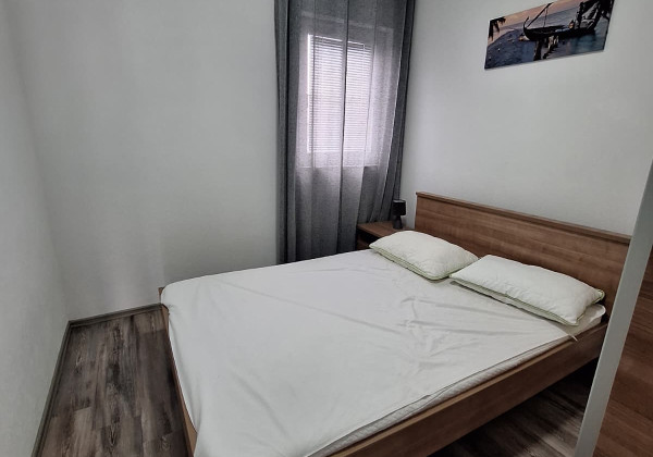 Chorvátsko , ostrov Vir - Prezida : Na predaj zariadený apartmán s terasou - 100m od mora!