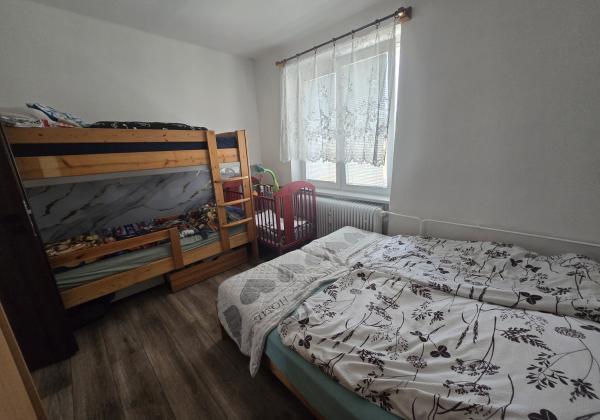 PREDAJ: 2-izbový byt s balkónom – Valaská, Hronská ulica