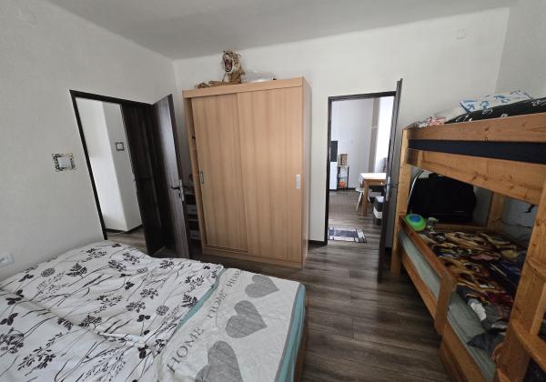 PREDAJ: 2-izbový byt s balkónom – Valaská, Hronská ulica