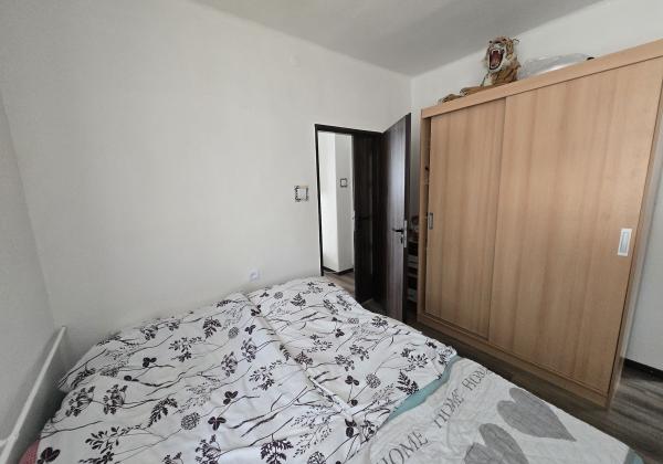 PREDAJ: 2-izbový byt s balkónom – Valaská, Hronská ulica