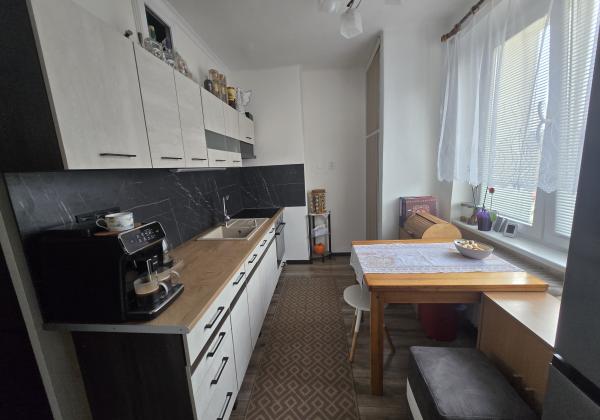 PREDAJ: 2-izbový byt s balkónom – Valaská, Hronská ulica