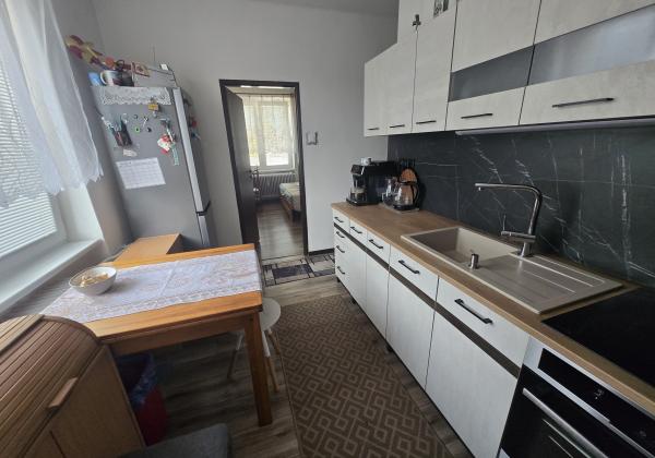 PREDAJ: 2-izbový byt s balkónom – Valaská, Hronská ulica