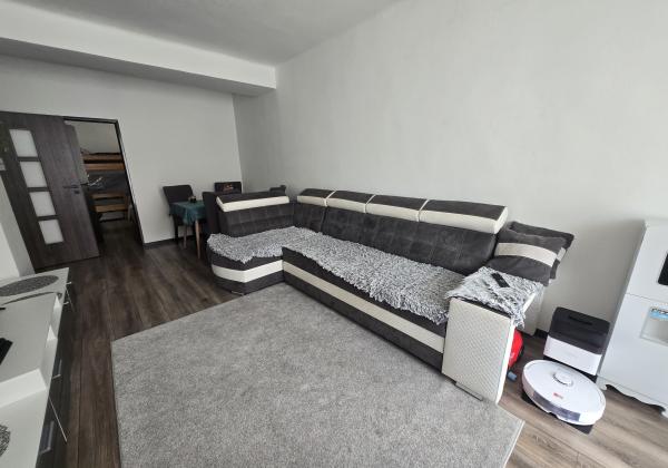 PREDAJ: 2-izbový byt s balkónom – Valaská, Hronská ulica