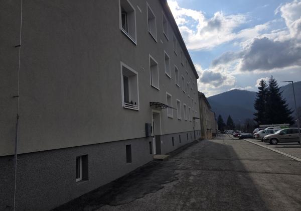 PREDAJ: 2-izbový byt s balkónom – Valaská, Hronská ulica