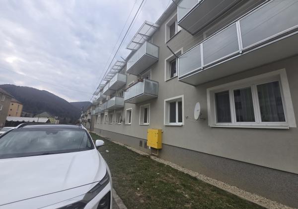 PREDAJ: 2-izbový byt s balkónom – Valaská, Hronská ulica