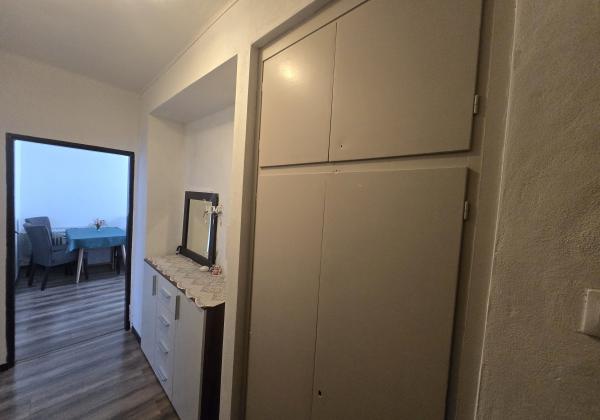 PREDAJ: 2-izbový byt s balkónom – Valaská, Hronská ulica