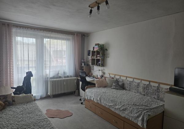 DOMOV, KDE DÝCHA DREVO: PRIESTRANNÝ 2-IZBOVÝ BYT (64 m²) – UL. RÁZUSOVA