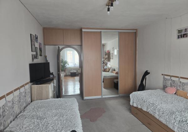 DOMOV, KDE DÝCHA DREVO: PRIESTRANNÝ 2-IZBOVÝ BYT (64 m²) – UL. RÁZUSOVA