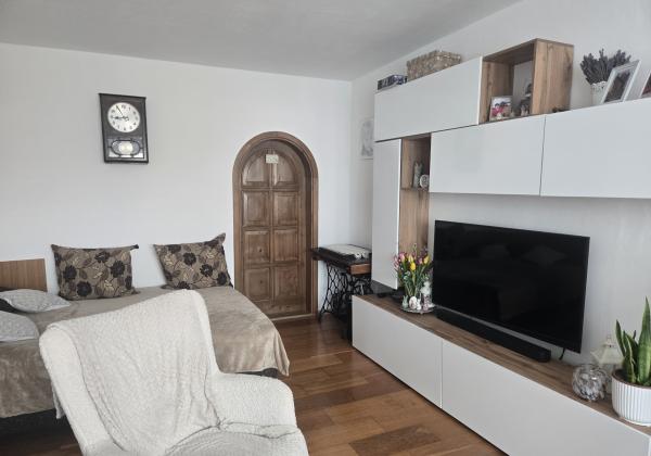 DOMOV, KDE DÝCHA DREVO: PRIESTRANNÝ 2-IZBOVÝ BYT (64 m²) – UL. RÁZUSOVA