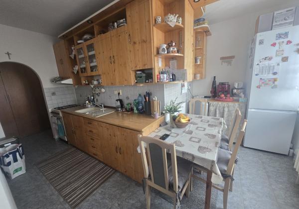 DOMOV, KDE DÝCHA DREVO: PRIESTRANNÝ 2-IZBOVÝ BYT (64 m²) – UL. RÁZUSOVA