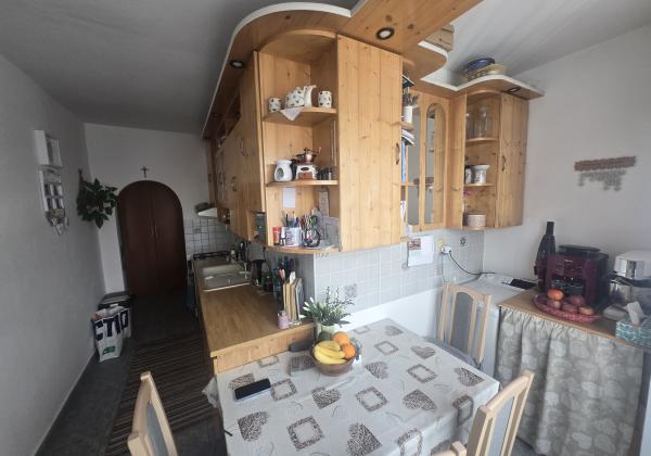 DOMOV, KDE DÝCHA DREVO: PRIESTRANNÝ 2-IZBOVÝ BYT (64 m²) – UL. RÁZUSOVA