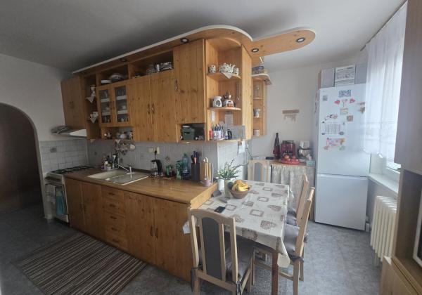 DOMOV, KDE DÝCHA DREVO: PRIESTRANNÝ 2-IZBOVÝ BYT (64 m²) – UL. RÁZUSOVA