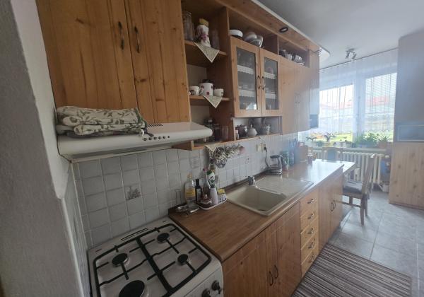 DOMOV, KDE DÝCHA DREVO: PRIESTRANNÝ 2-IZBOVÝ BYT (64 m²) – UL. RÁZUSOVA