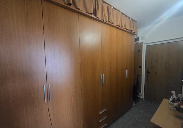 DOMOV, KDE DÝCHA DREVO: PRIESTRANNÝ 2-IZBOVÝ BYT (64 m²) – UL. RÁZUSOVA