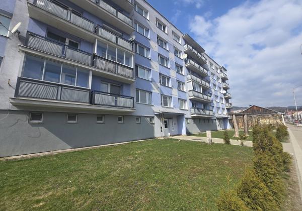 DOMOV, KDE DÝCHA DREVO: PRIESTRANNÝ 2-IZBOVÝ BYT (64 m²) – UL. RÁZUSOVA