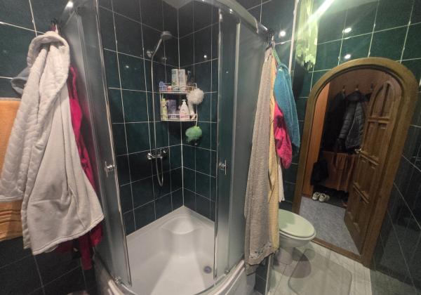 DOMOV, KDE DÝCHA DREVO: PRIESTRANNÝ 2-IZBOVÝ BYT (64 m²) – UL. RÁZUSOVA