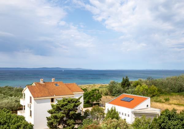 Chorvátsko : Privlaka - Na predaj apartmán s vlastnou záhradou v novostavbe, 150m od mora!