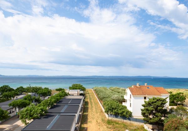 Chorvátsko : Privlaka - Na predaj apartmán s vlastnou záhradou v novostavbe, 150m od mora!