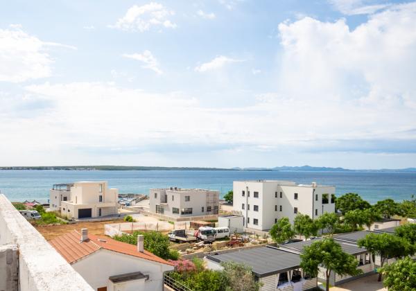 Chorvátsko : Privlaka - Na predaj apartmán s vlastnou záhradou v novostavbe, 150m od mora!