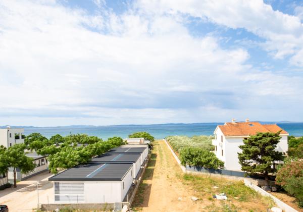 Chorvátsko : Privlaka - Na predaj apartmán s vlastnou záhradou v novostavbe, 150m od mora!