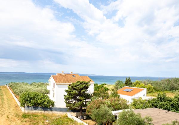 Chorvátsko : Privlaka - Na predaj apartmán s vlastnou záhradou v novostavbe, 150m od mora!