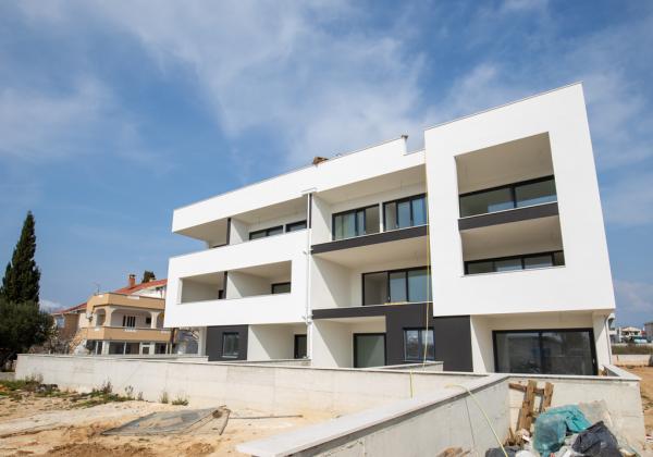 Chorvátsko : Privlaka - Na predaj apartmán s vlastnou záhradou v novostavbe, 150m od mora!