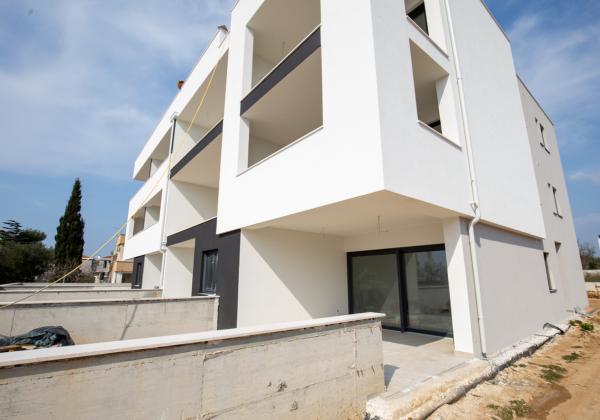 Chorvátsko : Privlaka - Na predaj apartmán s vlastnou záhradou v novostavbe, 150m od mora!