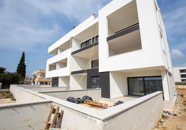 Chorvátsko : Privlaka - Na predaj apartmán s vlastnou záhradou v novostavbe, 150m od mora!