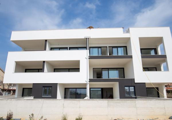 Chorvátsko : Privlaka - Na predaj apartmán s vlastnou záhradou v novostavbe, 150m od mora!