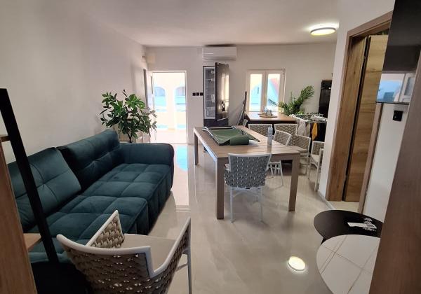 Chorvátsko, ostrov Vir - Na predaj novostavba zariadeného apartmánu so spoločným bazénom