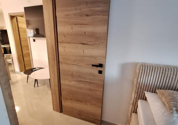 Chorvátsko, ostrov Vir - Na predaj novostavba zariadeného apartmánu so spoločným bazénom