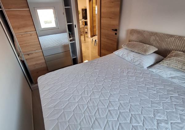 Chorvátsko, ostrov Vir - Na predaj novostavba zariadeného apartmánu so spoločným bazénom